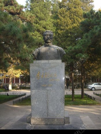 北京大学李大钊雕像图片