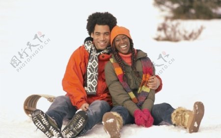 坐在雪地的亲密恋人图片