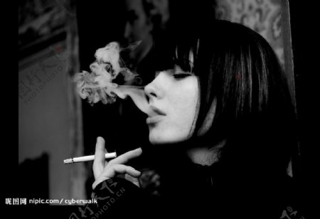 吸烟的女郎图片