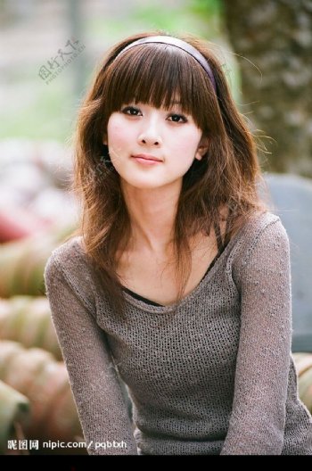 台湾网络人气美女果子MM褐线衫彩短裙图片