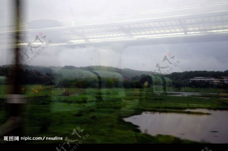 奔馳列車中的風景图片