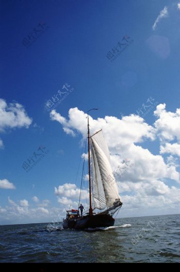 海中航行的帆船图片