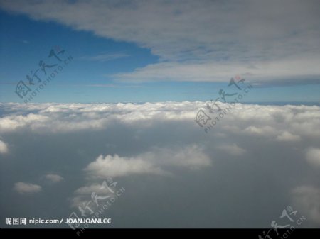 双层白云间图片