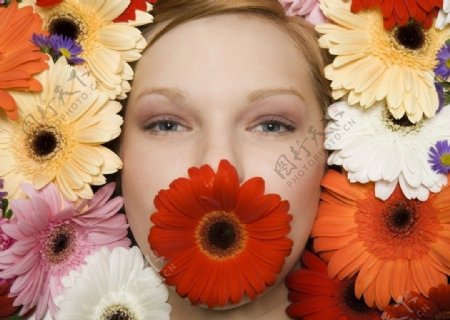 美丽迷人的女性躺在艳丽色彩的花丛中图片