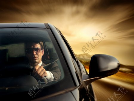 开车的男人图片