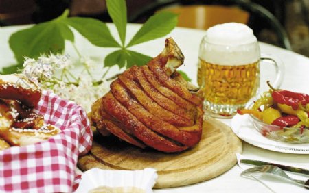 烤制的德国猪脚图片