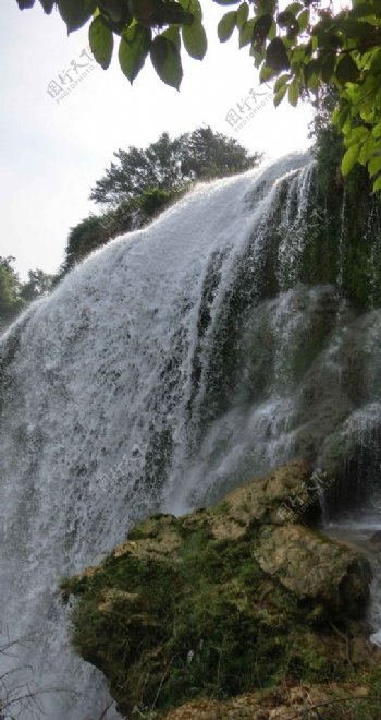 德天瀑布溪水图片