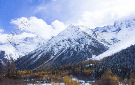 高原上的雪山图片