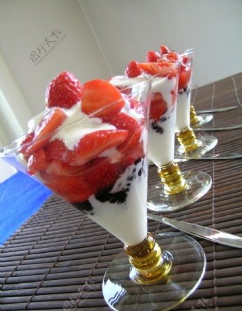 草莓酸奶杯图片