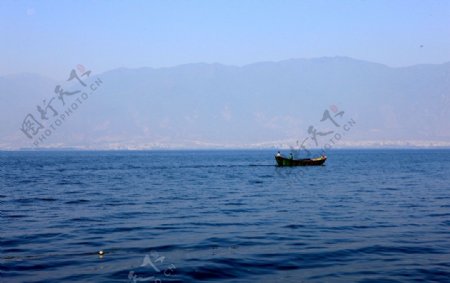 渔舟泛海图片