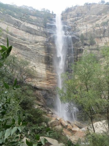 卢崖瀑布景色图片