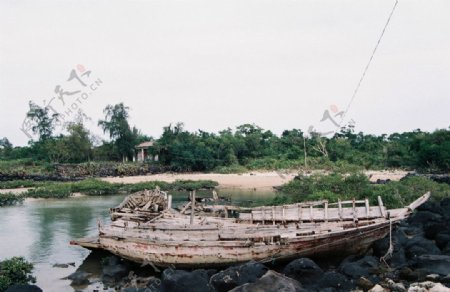 黑石滩上的旧船图片