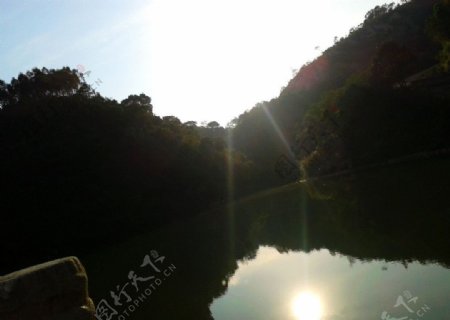 湖中夕阳倒影图片