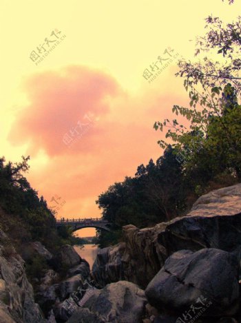 黄昏中的彩石溪图片