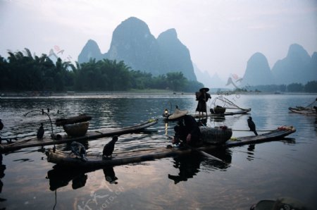 桂林山水渔翁浑然一体图片