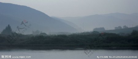 雾锁湖岸图片