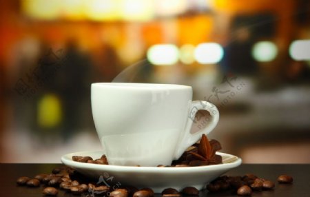 白色咖啡杯子图片