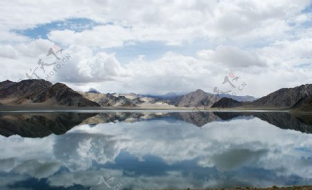 西藏阿里斯潘古尔湖景色图片