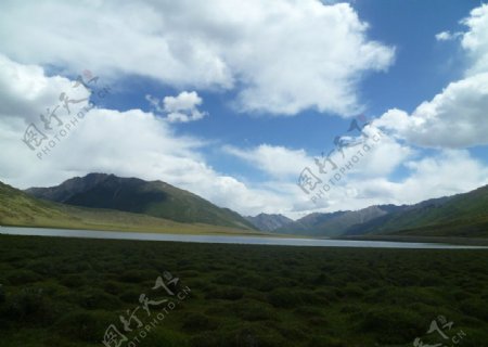 安久拉山高山湖泊图片