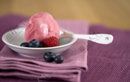 冰激凌草莓冰激凌图片