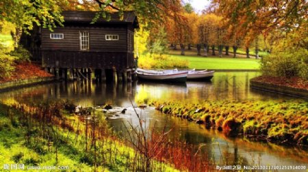 欧洲金色小山寨湖图片
