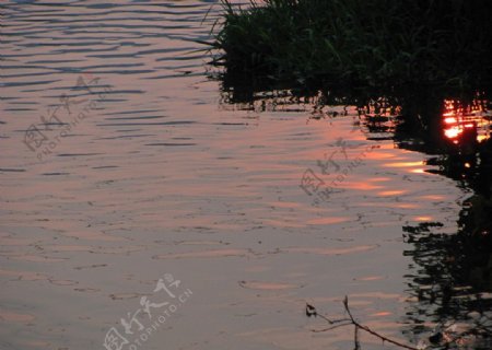 夕阳河边图片