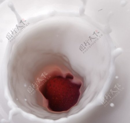 草莓牛奶皇冠图片