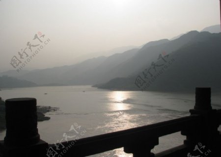晨曦中的三峡江水图片