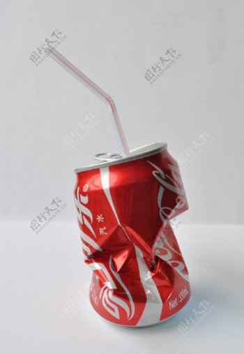 扭曲的可乐罐图片