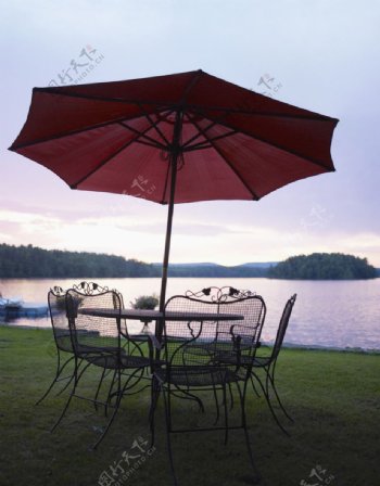 湖边太阳伞图片