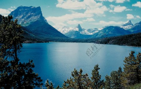 平静美丽的湖图片
