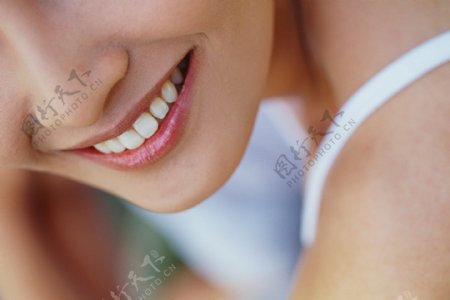 人体局部特写嘴巴牙齿牙膏广告素材图片
