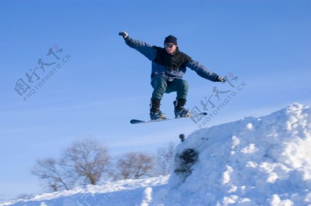 滑雪者腾空跃起图片