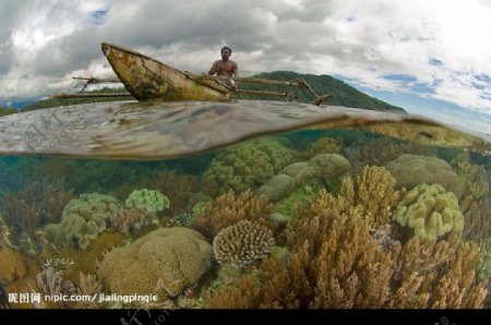 独木舟与珊瑚图片