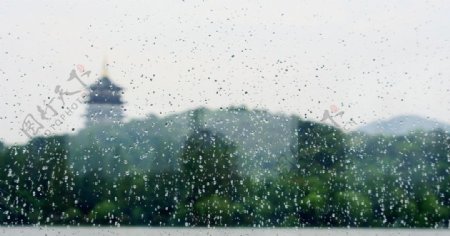 雨中的雷峰塔图片