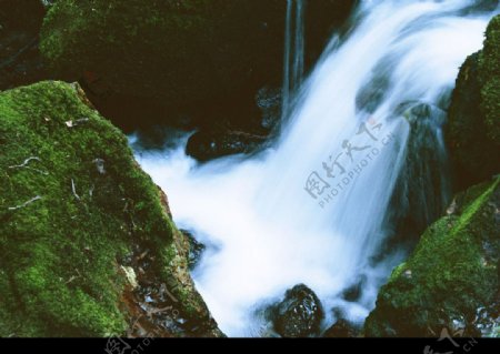 溪水瀑布涌泉流水山泉图片