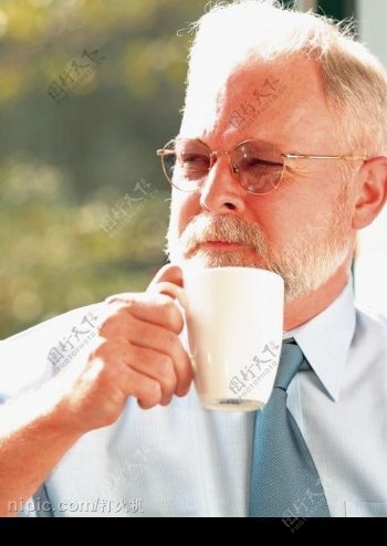 喝咖啡老男人图片