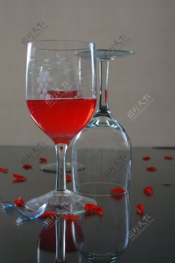酒杯与花瓣图片
