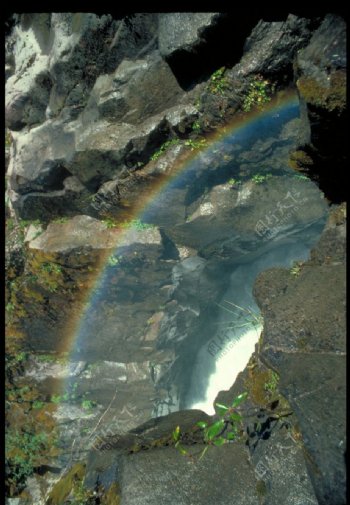 山中的彩虹图片
