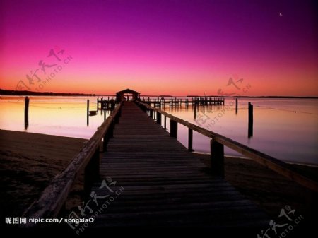 海边栈桥紫色天图片