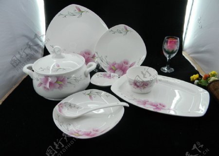 粉色花纹餐具图片
