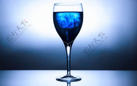玻璃杯里的蓝墨晕染图片
