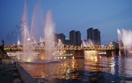 虹桥蓝天喷泉图片