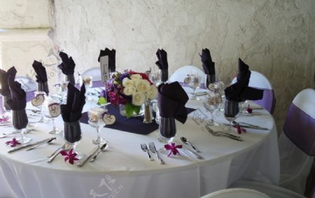 桌子餐桌布置紫色餐巾花球花艺图片