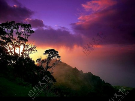紫色天空和山图片