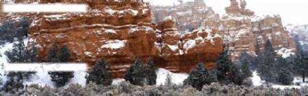 裸路岩石雪景图片