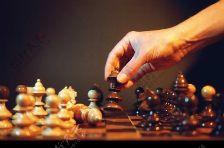 正在下棋的国际象棋的手图片