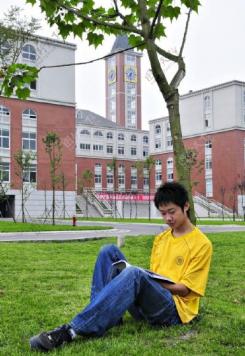 草地上看书的学生图片