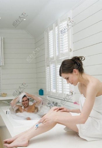 夫妻浴室生活图片