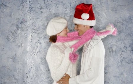 围巾圈在一起的圣诞甜蜜情侣图片